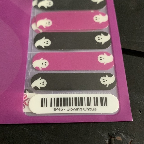 JAMBERRY Halloween Glow in the Dark Ghost Nail Wraps - Glowing Ghouls - Picture 4 of 11